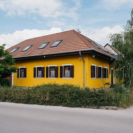 Hotel Hemina Vendeghaz Tata Zewnętrze zdjęcie