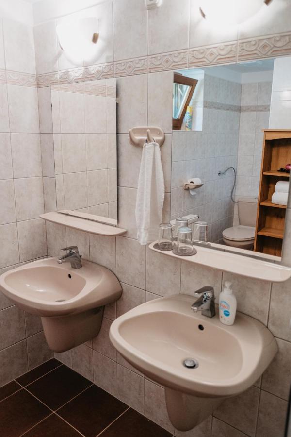 Hotel Hemina Vendeghaz Tata Zewnętrze zdjęcie