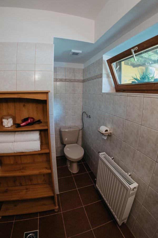 Hotel Hemina Vendeghaz Tata Zewnętrze zdjęcie