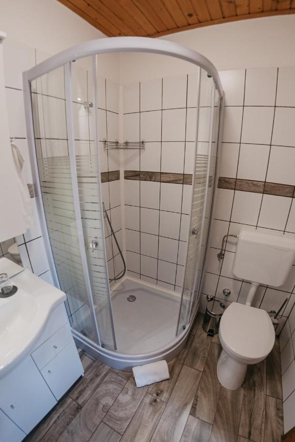 Hotel Hemina Vendeghaz Tata Zewnętrze zdjęcie