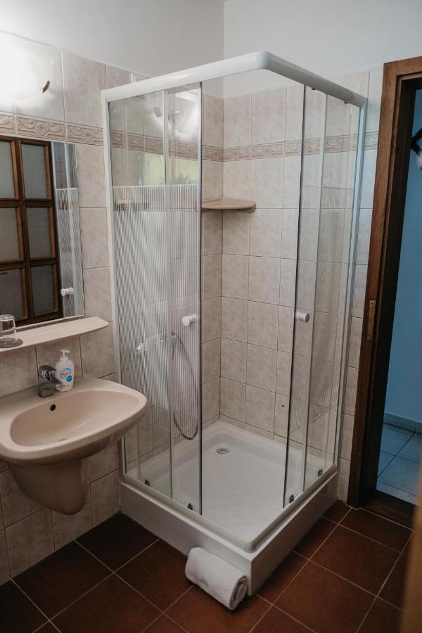 Hotel Hemina Vendeghaz Tata Zewnętrze zdjęcie